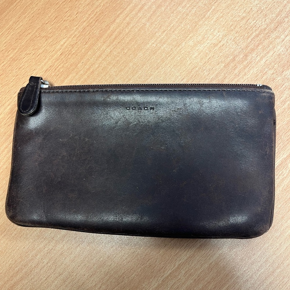 USED DISTRESSED COACH BAG. BROWN.